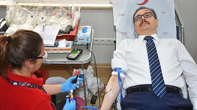 Vali Kızılkaya, Kızılay'a Kan Bağışında Bulundu