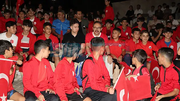 Vali Kızılkaya, Milli Maçı Hemşerilerimizle Birlikte İzledi