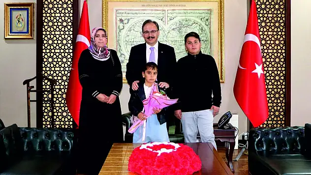 Vali Kızılkaya, Şehit Koçak Ailesini Makamında Ağırladı