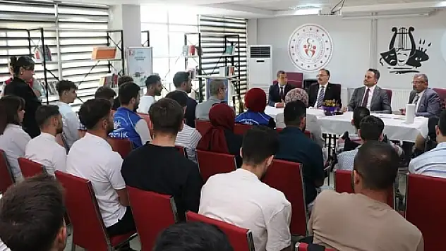 Vali Kızılkaya ve Bakan Yardımcısı Dr.Enes Eminoğlu, Siirt'te Gençlerle Bir Araya Geldi