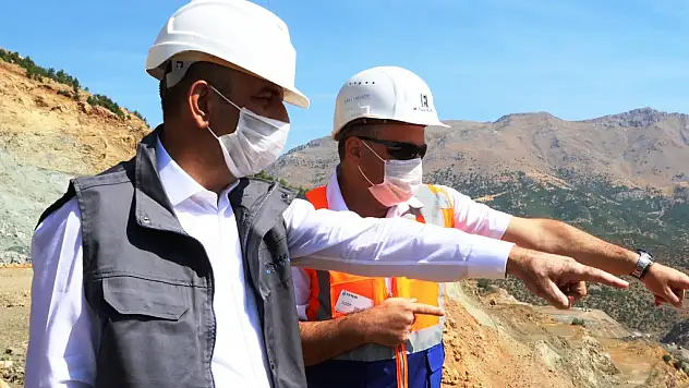 VALİ OSMAN HACIBEKTAŞOĞLU, YILLIK YAKLAŞIK 1 MİLYON 250 BİN TON CEHVER İŞLEYEN BAKIR MADEN OCAKLARINDA İNCELEMELERDE BULUNDU