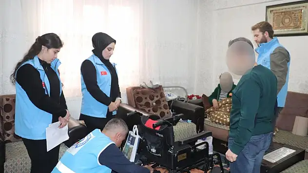 Vali ve Belediye Başkan V. Dr.Kızılkaya, İhtiyaç Sahibi Ailelerin Akülü Tekerlekli Sandalye İsteğini Yerine Getirdi