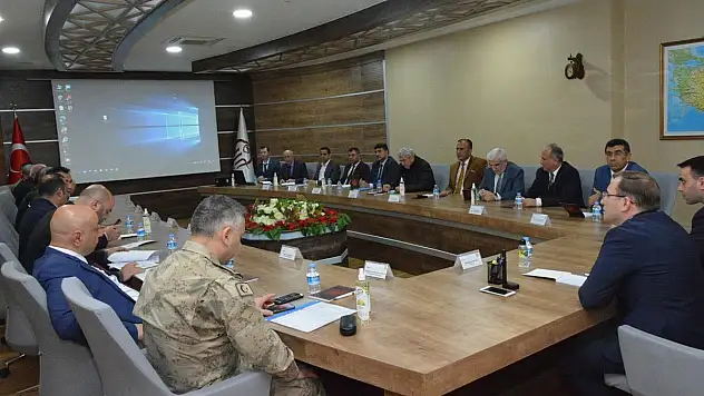 VALİ VEKİLİ ABDULHAMİT MUTLU BAŞKANLIĞINDA DEPREM DEĞERLENDİRME TOPLANTISI YAPILDI