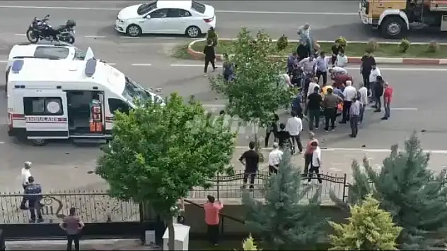 Valilik Önünde Kırmızı Işıkta Geçen Araç, Motosikletli Sürücüye Çarptı