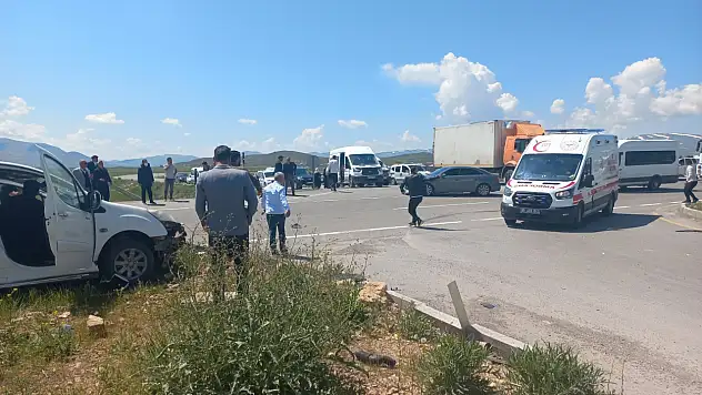 Van'da feci kaza: İki otomobil çarpıştı, 4 kişi hayatını kaybetti