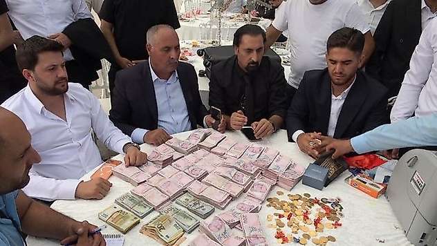 Van'daki Aşiret Düğününde Rekor Takı: Damada 20 Milyon TL, Geline Kilolarca Altın