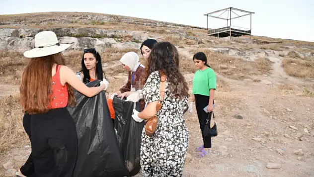 Vanlı Gençler Siirt Gezisinde Tarihi Noktalarda Çevre Temizliği Yaptı