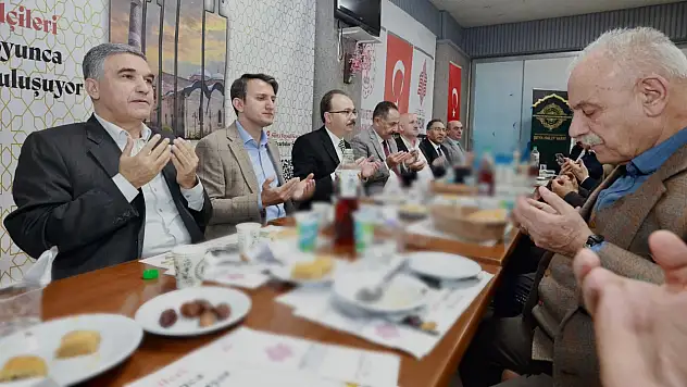 Veysel Karani Beldesi'nde vatandaşlar iftar sofrasında buluştu