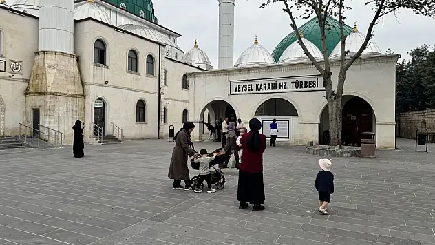 Veysel Karani Türbesi'nde Yağış Sonrası Yoğunluk: Ziyaretçiler Kafileler Halinde Geliyor