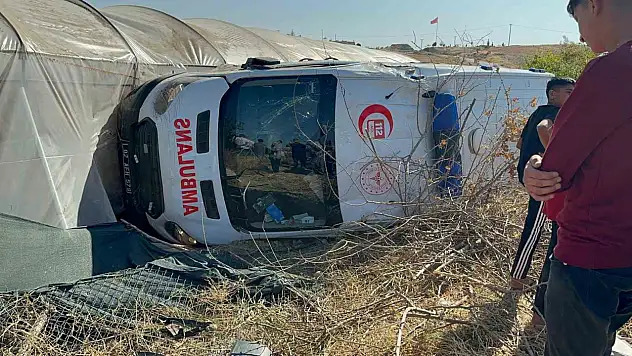 Yaralıları taşıyan ambulans ile otomobil çarpıştı: 8 yaralı
