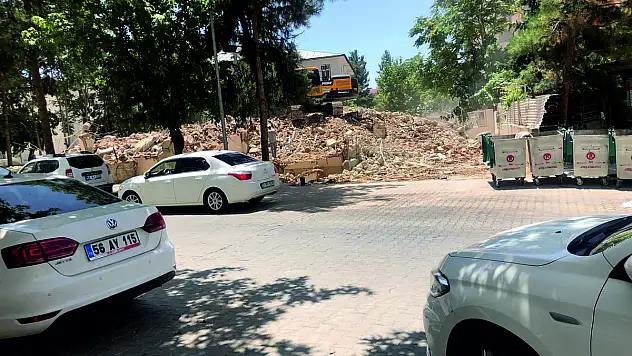 Yarım Asırlık Bina Yıktırıldı ve 15 Temmuz Demokrasi Meydanı Tamamlandı