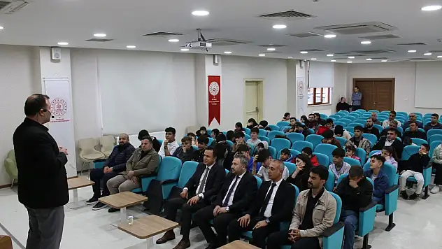 Yazar Taner, Kütüphane Haftası Etkinlikleri Kapsamında Söyleşiye Katıldı