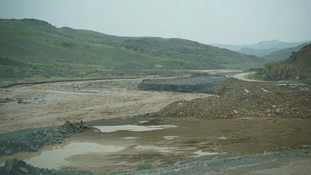 Yeni Yapılan Siirt-Pervari-Şirvan Yolu Sel Sularına Dayanamadı: Dolgular Akıntıya Kapıldı