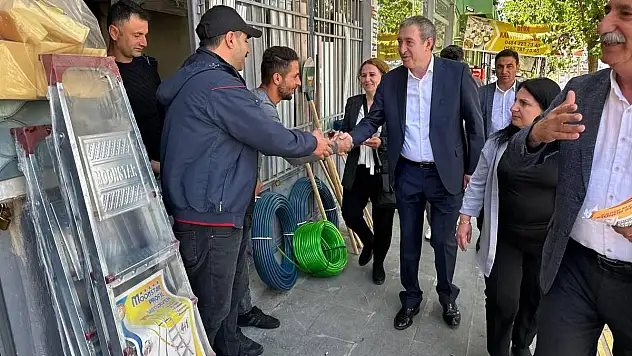 YEŞİL SOL PARTİ ADAYI BAKIRHAN, TİLLO DURAĞINDA VATANDAŞLARLA BULUŞTU