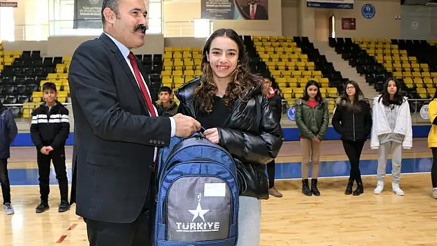 YETENEK TARAMASINDA BRANŞLARA YÖNLENDİRİLEN ÖĞRENCİLERE SPOR MALZEMESİ DAĞITILDI