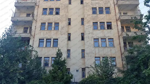 Yıkım Kararı Çıkan Yarım Asırlık Lojman, Neredeyse Kendi Kendine Yıkılacak