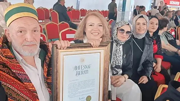 Yılın Ahisi Özkılıç'a Plaket