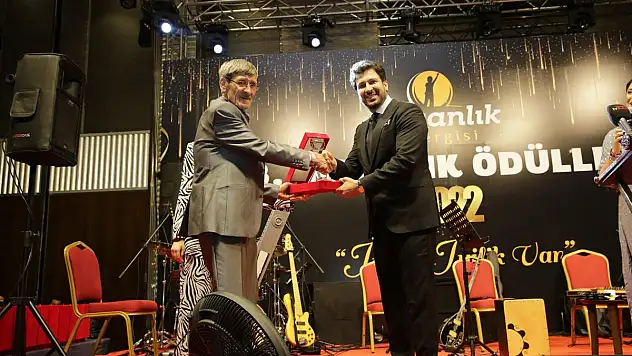 'YILIN İSTİHDAM ÖNCÜSÜ' ÖDÜLÜ İŞADAMI HEMŞERİMİZ FİKRET BAYDARMAN'A VERİLDİ