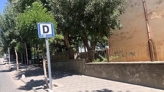 Yol Boyunca Levha Var Ama Durak Yok