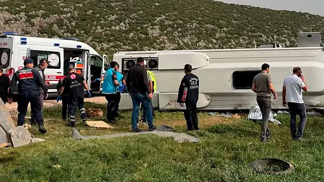 Yolcu Midibüsü Devrildi: Ölü ve Yaralılar Var