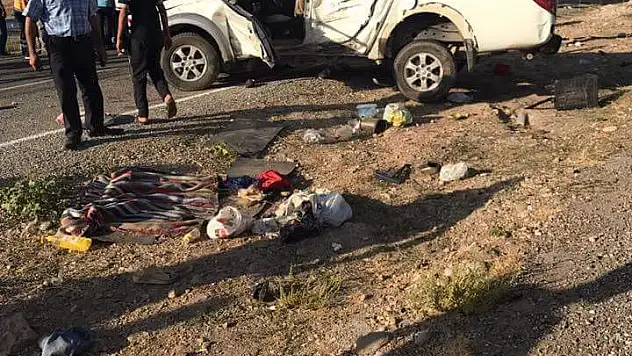 YOLCU MİNİBÜSÜ, KAMYONETLE ÇARPIŞTI 12 YARALI