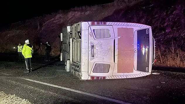 Yolcu Otobüsü Devrildi: Çok Sayıda Yaralı Var