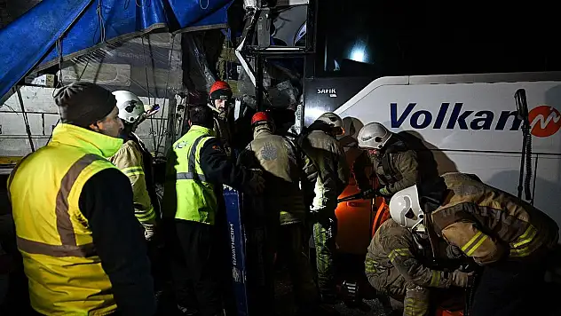 Yolcu Otobüsü Tırla Çarpıştı: 1 Ölü, 31 Yaralı!