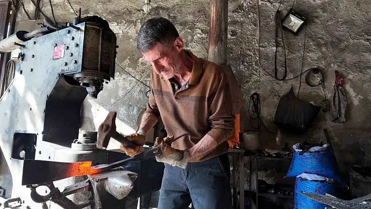 Siirt'te 60 yaşındaki usta, 45 yıldır demir dövüyor