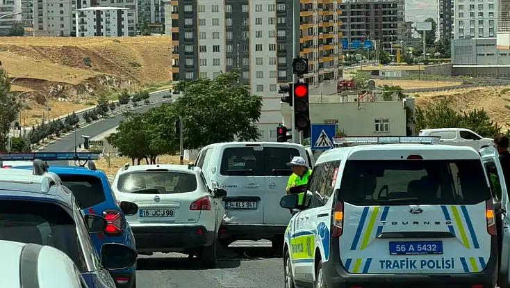 Siirt-Kurtalan Karayolunda Kaza: Kırmızı Işıkta Bekleyen Araca Arkadan Çarptı
