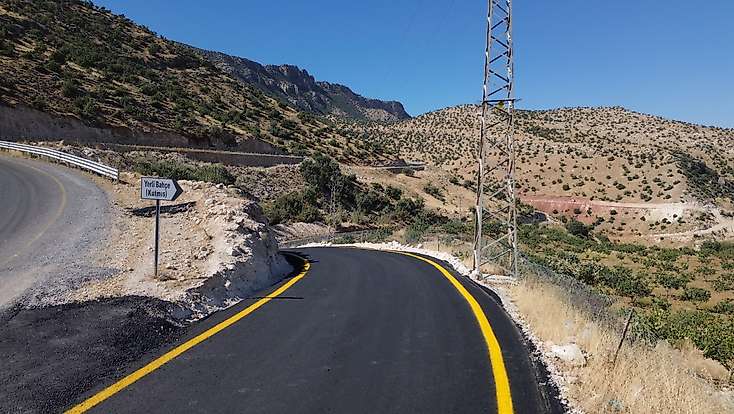 Siirt’te 4 köy ve mezraya 15,7 kilometrelik sıcak asfalt