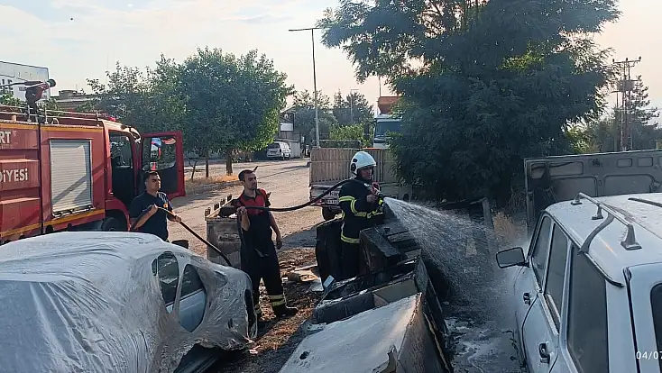 Siirt'te Atıl Çekyatlar Alev Aldı, Yangın Otomobile Sıçradı