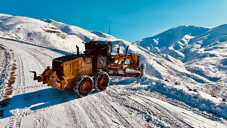Siirt’te Kar Mesaisi: 10 Köyün Ulaşımını Sağlayan Yol Açılıyor