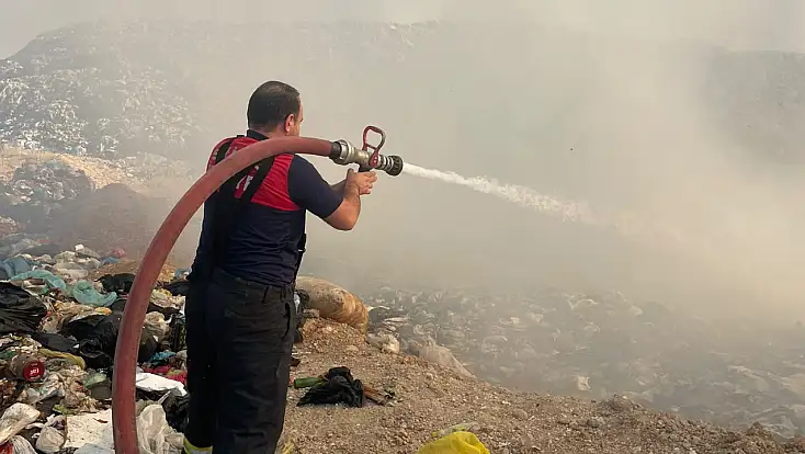Siirt'te Katı Atık Sahasında Büyük Yangın: Ekipler 4 Saattir Alevlerle Mücadele Ediyor