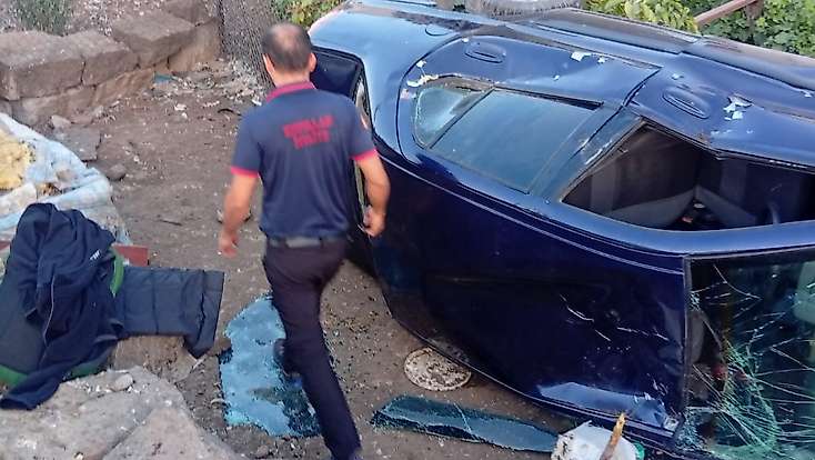 Siirt'te Kontrolden Çıkan Otomobil Evin Bahçesine Düştü: 4 Yaralı