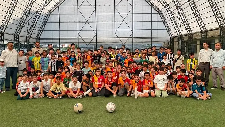 Siirt'te Öğrenciler Futbol Sahasında Ayetlerle Mesaj Verdi