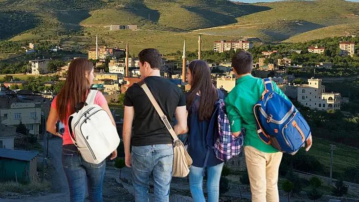 Siirt Tillo’da Taşımalı Eğitim Belirsizliği: Öğrenciler Okullarına Nasıl Ulaşacak?