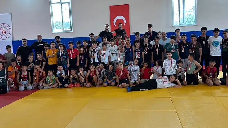 Siirtli Güreşçi Muhammed Rasim Çokal Türkiye Şampiyonası'na Katılma Hakkı Kazandı