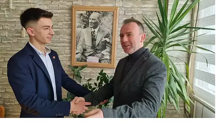 18 Yaşında Muhtar Oldu!