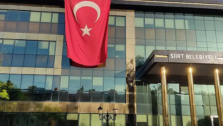 23 Nisan Dolayısıyla Belediye Binasının Üzerine Asılan Büyük Bayrak!