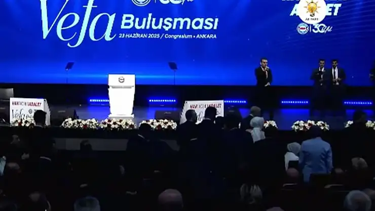 Ankara'da Sıcak Gelişme: Cumhurbaşkanı Erdoğan Gelen Telefon Üzerine Programdan Kısa Süreliğine Ayrıldı