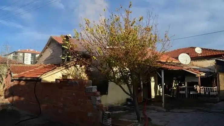 Annesi İle 2 Kardeşini Rehin Alıp Evi Ateşe Verdi