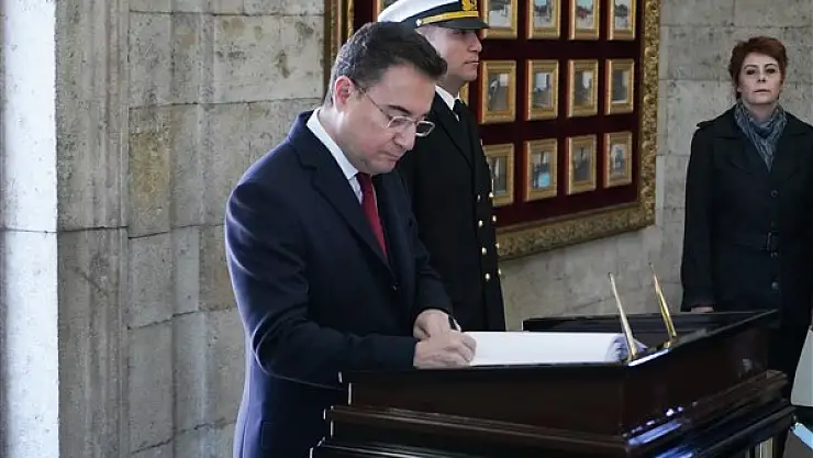 Babacan, Anıtkabir Özel Defteri'ni İmzaladı