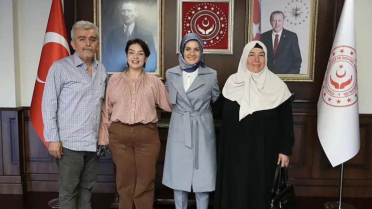 Bakan Göktaş, Kim Milyoner Olmak İster'de Büyük Ödülü Kazanan Rabia Birsen ile Bir Araya Geldi
