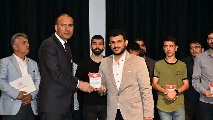 Bakan Özer'den Siirt AKUB'a Teşekkür Plaketi