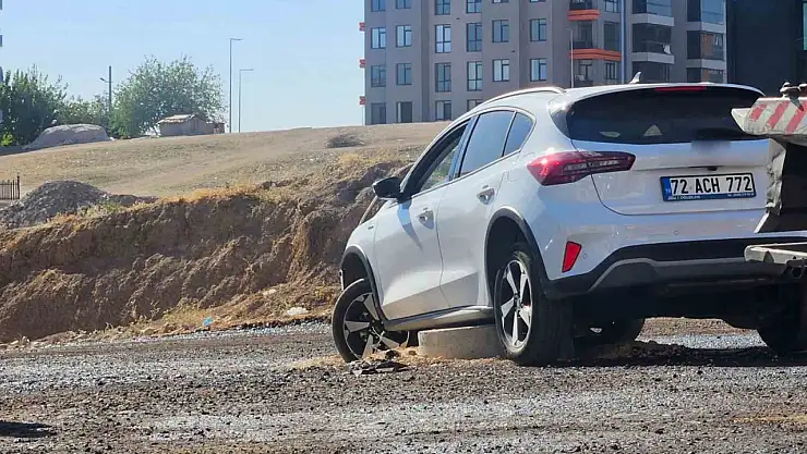 Batman'da otomobil rögara oturdu