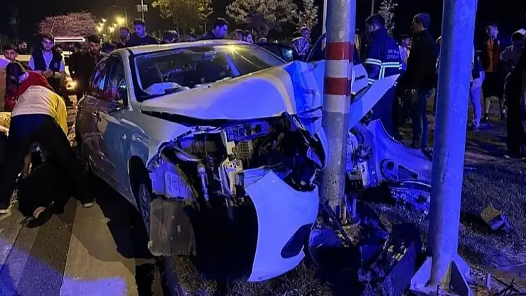 Batman'da otomobil trafik ışığı direğine çarptı: 3 yaralı