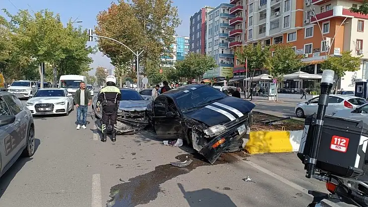 Batman'da Refüje Çıkan Araca Arkadan Çarpan Otomobilde 1 Kişi Yaralandı