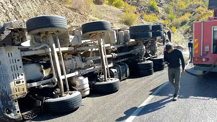 Batman'da virajı alamayan asfalt yüklü kamyon devrildi