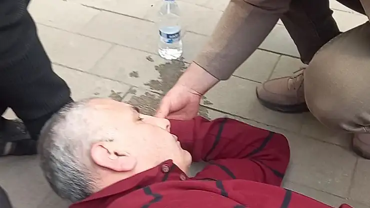 Baygınlık Geçiren Hastaya CHP Vekil Adayı Doktor Müdahale Etti