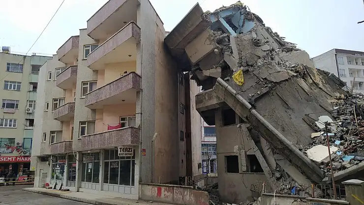 BİNA YIKIMINDA BÜYÜK TEHLİKE